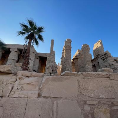 Karnak s mohutnými múrmi a plamy.