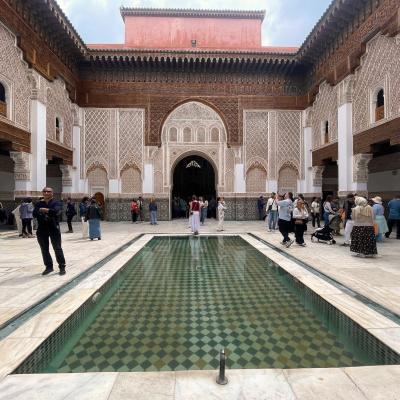 Interiér školy islamu v Marrákeši.