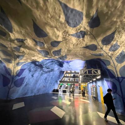 Metro stanica s modro bielymi pomaľovanými stenami v Štokholme.