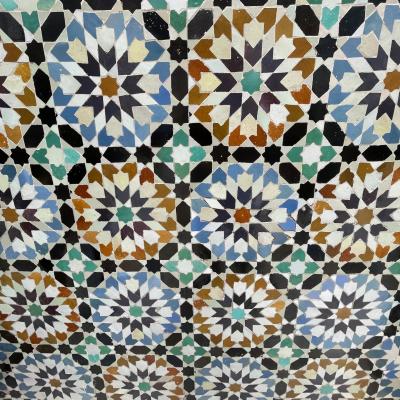 Farebný detail mozaiky v škole Ben Youssef v Marrákeši.