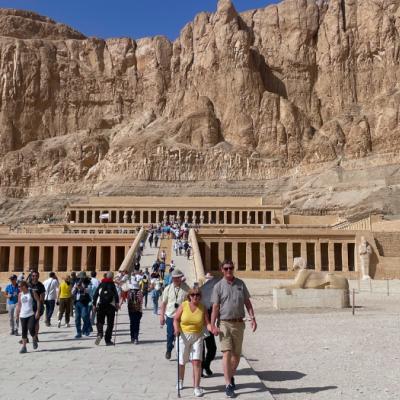 Chrám kráľovnej Hatšepsut v Luxore pod skalným masívom a turisti.