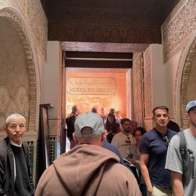 Turisti pri návšteve školy Ben Youssef v Marrákeši.