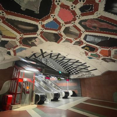 Stanica na metro v Štokholme pomaľovaná originálnymi maľbami.