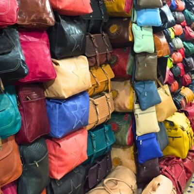 V marockej predajni kožených tašiek.