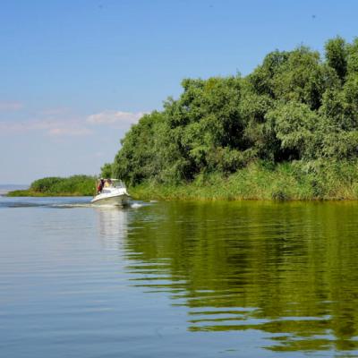 Loď v v delte Dunaja počas dňa. Rumunsko.