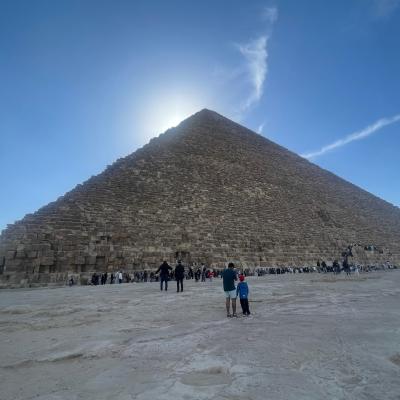 Cheopsova pyramída a turisti.