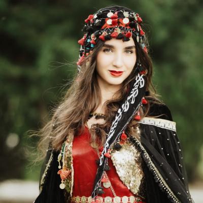 Albánska žena v tradičnom odeve.