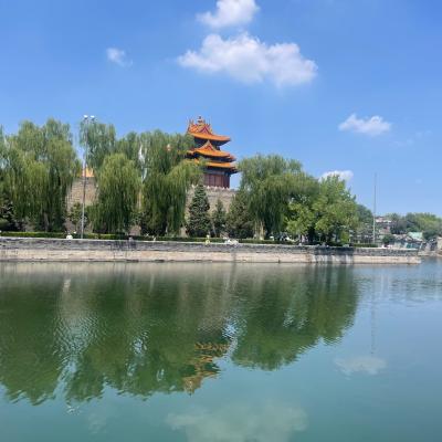 Vodná priekopa, záhrada a chrám v Zakázanom meste v Pekingu.
