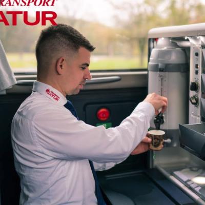 Vodič CK SATUR v autobuse pripravuje nápoj