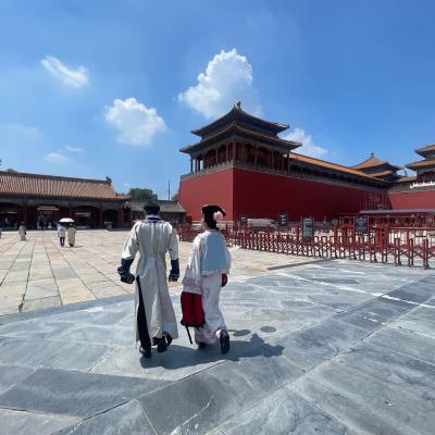 Kráľovský palác v Zakázanom meste v Pekingu počas dňa s návštevníkmi.