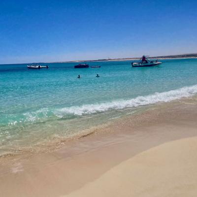 Pláž Almaza Bay s bielym pieskom a tyrkysovou farbou mora v Egypte.
