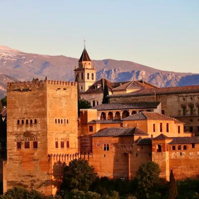 Stredoveká stavba Alhambra v Španielsku.