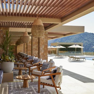 Sedenie pri bazéne hotela MarBella Elix v Parge.