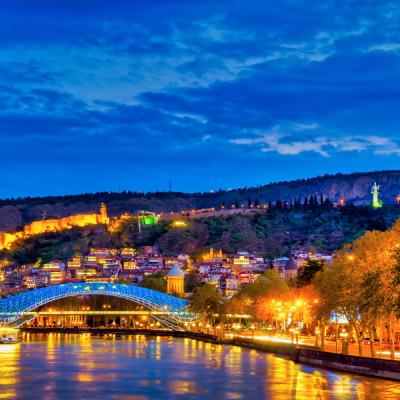 Vysvietené hlavné mesto Tbilisi v Gruzínsku.
