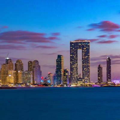 Marina s mrakodrapmi a Dubajské koleso.