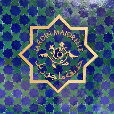Modré a zelené kachličky s nápisom Jardin Majorelle v Marrákeši.