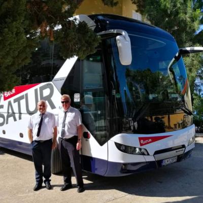 Autobus s logom a dvaja šoféri.