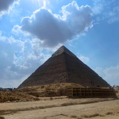 Chefrénova pyramída v Gíze a turisti.