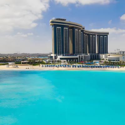 Vysoký hotel Rixos priamo na pláži v Marsa Matrouh.