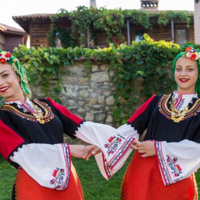 Slovenské dievčence v krojoch na dvore.