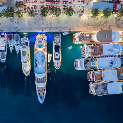 Lode v prístave na ostrove Hvar v Chorvátsku