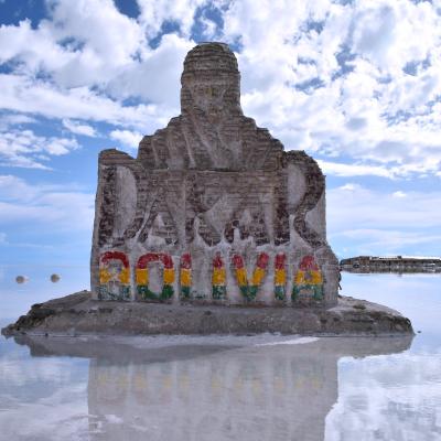 Uyuni Salt s nápisom v Bolívii.