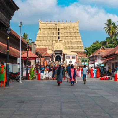 Ľudia farebne odetí na ulici. Kerala
