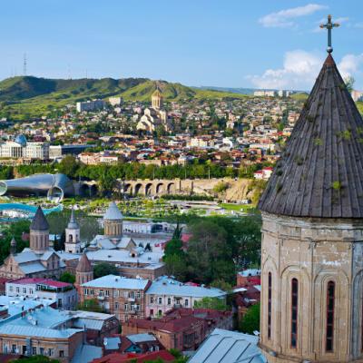 Tbilisi s vežou, historickými domami a modernými stavbami.
