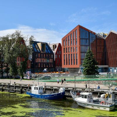 Budovy v mestskom štýle pri nábreží v meste Klaipeda v Litve.