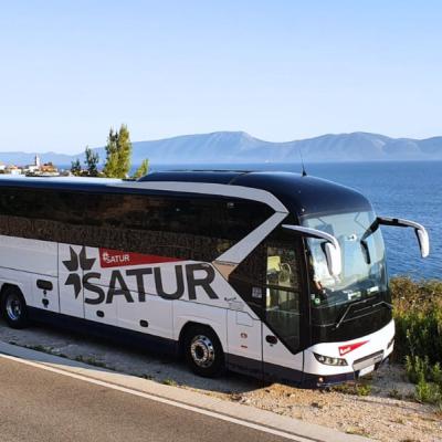 Autobus s logom pri mori