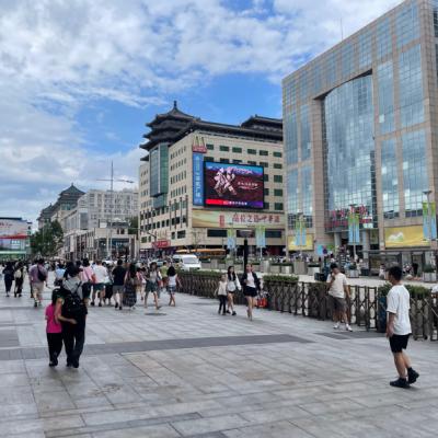 Nákupná ulica Wangfujing v Pekingu a kráčajúci ľudia.