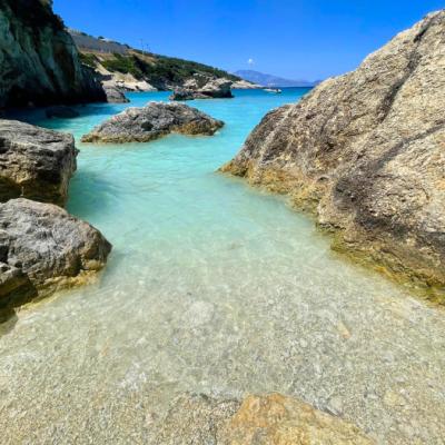 Zátoka Xigia s blankytnou farbou mora. Zakyntos.
