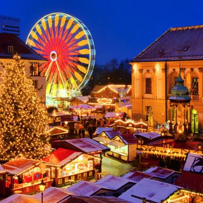 Vianočné trhy v historickom meste so stánkami.