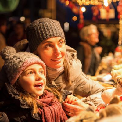 Mama a dieťa na vianočných trhoch.