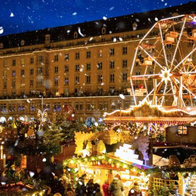 Vianočné trhy večer.