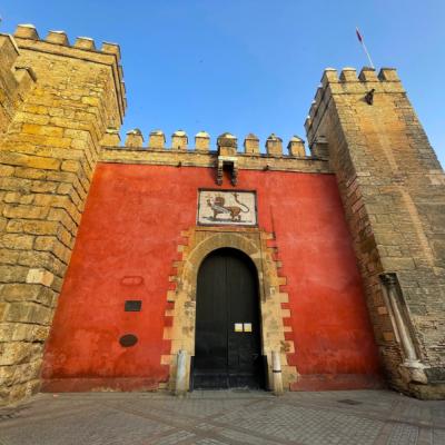 Červená brána do paláca v Seville.