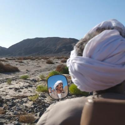 Vodič v bielom turbane v púšti v Marsa Alam.