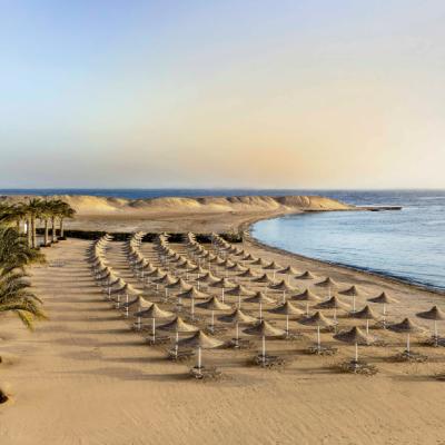 Pláž hotela Jaz Costa Mares v Marsa Alam.