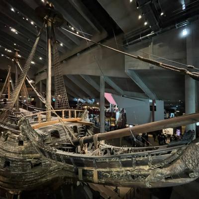 Drevená loď Vasa v múzeu.
