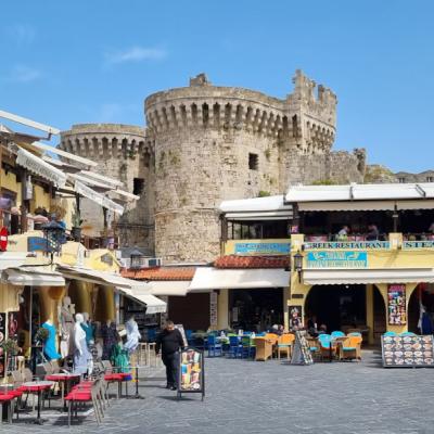 Centrum mesta Rodos so obchodmi, reštauráciami a hradom.