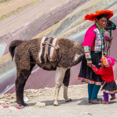 Peruánska žena s dieťaťom a lamou.
