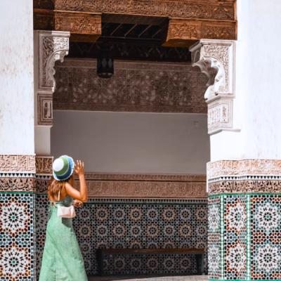 Žena v medrese Ben Youssef v Marrákeši.