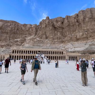 Chrámy kráľovny Hatšepsut v skalách a turisti. Egypt.