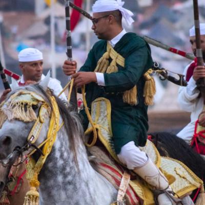 Muži na koňoch počas marockého festivalu.
