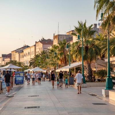 Ľudia v meste Mali Lošinj.