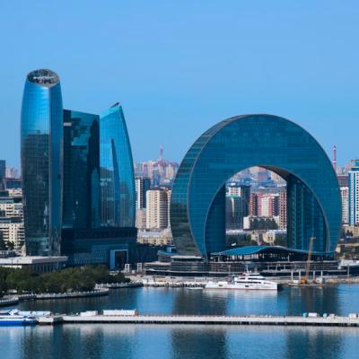 Hlavné mesto Baku s modernými stavbami.