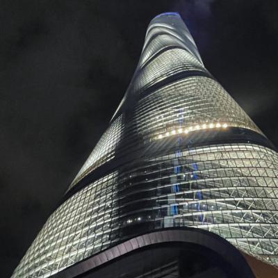 Budova hotela J Tower v Šanghaji počas noci.