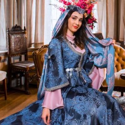 Mladá žena odetá do národného kostýmu Azerbajdžanu.