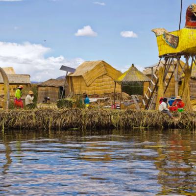 Jazero Titicaca a slamené domy.
