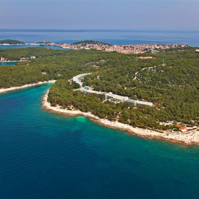 Jadranské more a zelený ostrov Lošinj.